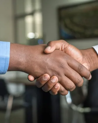 Saludo profesional al iniciar una consulta