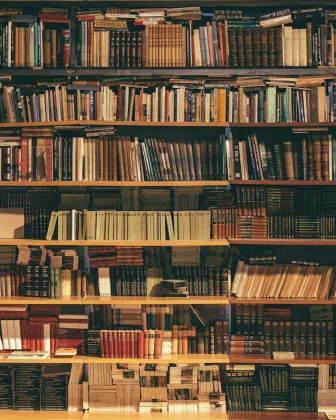 Estanterías con libros de consulta jurídica