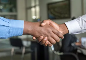 Saludo profesional al iniciar una consulta