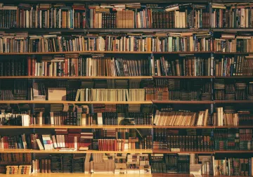 Estanterías con libros de consulta jurídica