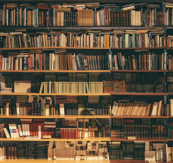 Estanterías con libros de consulta jurídica